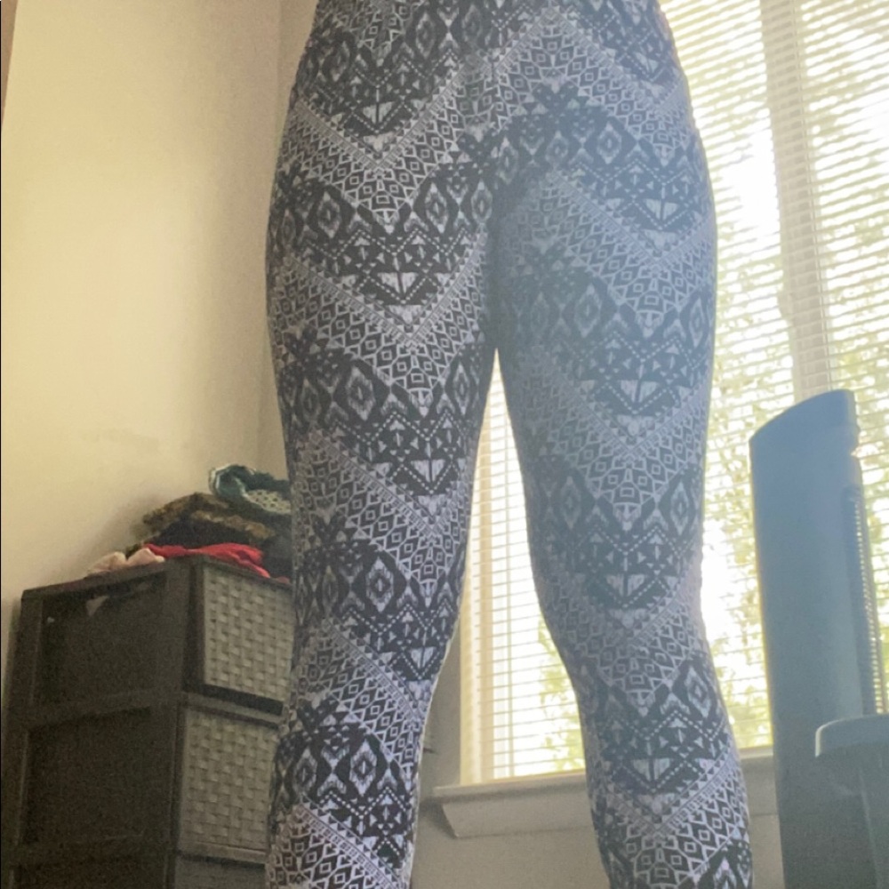 Black & White pattern leggings 🖤🤍